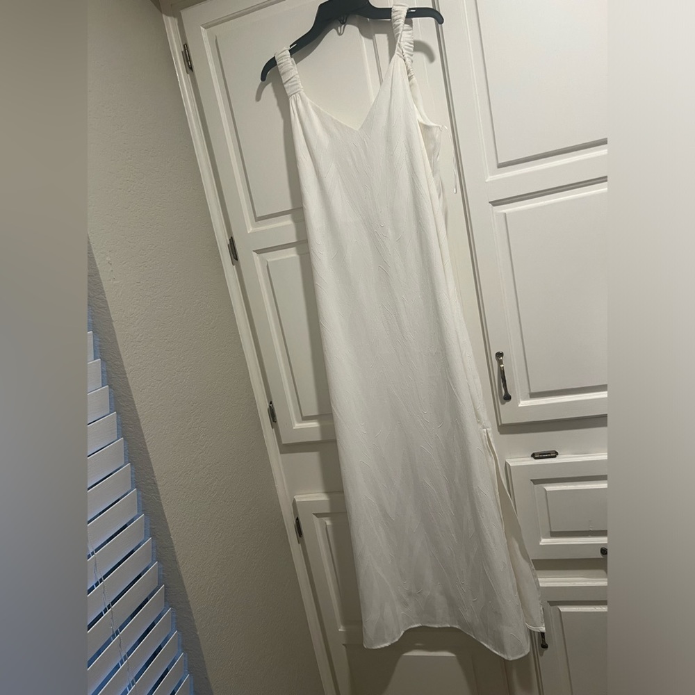 VGUC Vince Camuto white maxi dress